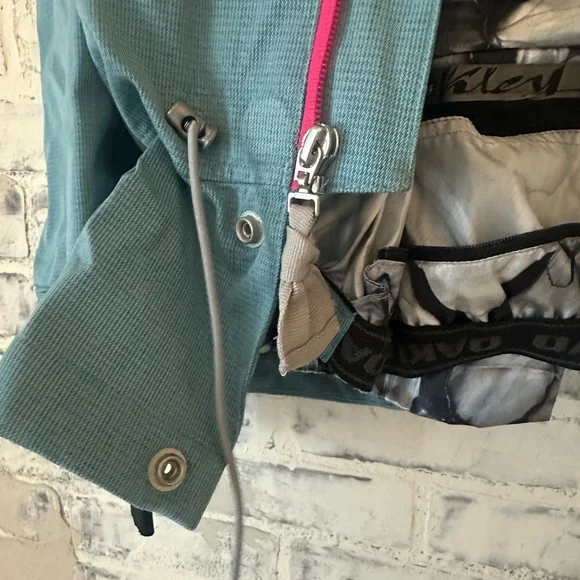 Oakley | Gretchen Bleiler Aqua Blue Faux Fur Hood Snowboard Ski Jacket +… - Picture 12 of 13